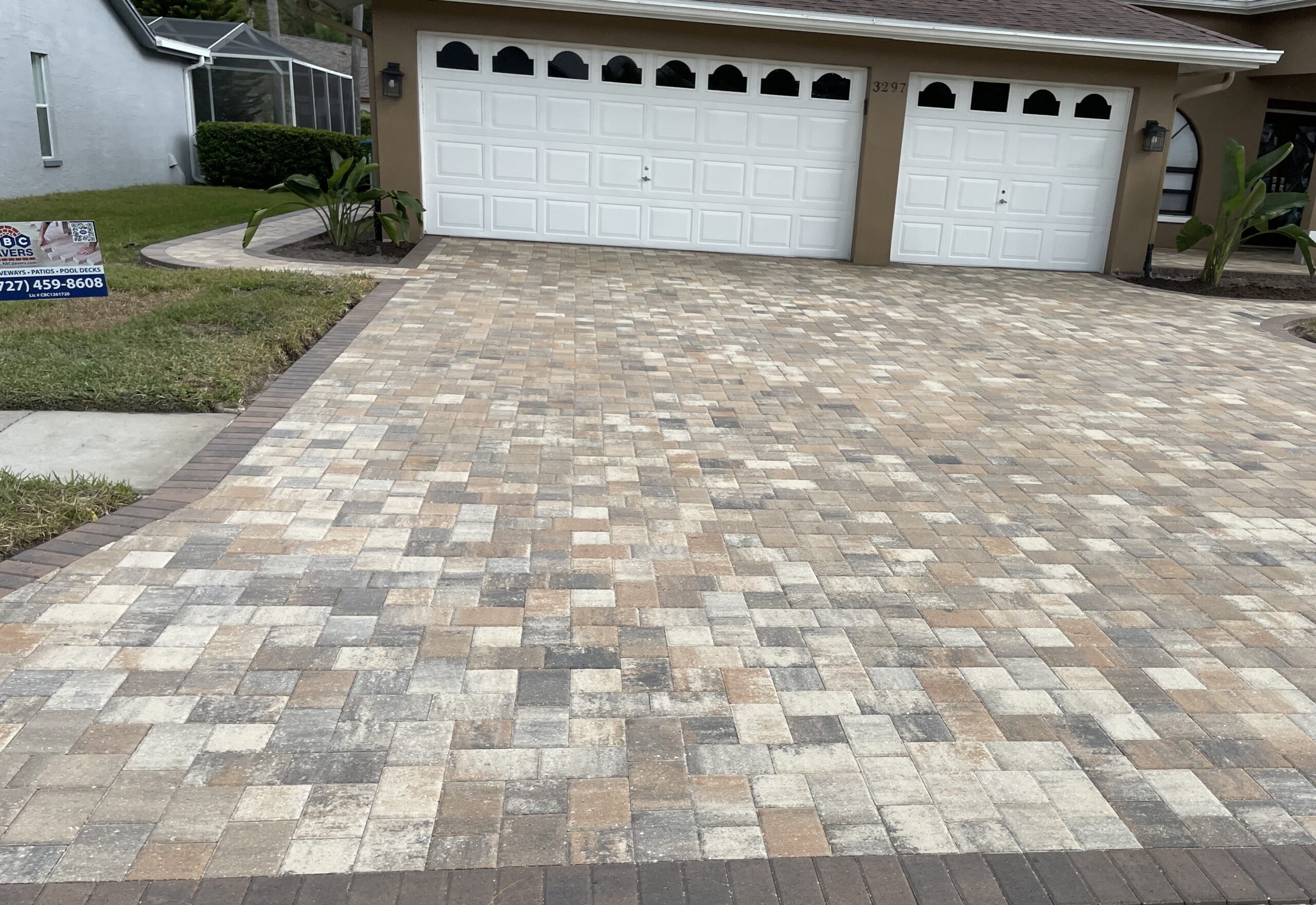 Heritage Stone Cream-Beige-Charcoal Driveway: A Blend of Tradition and ...